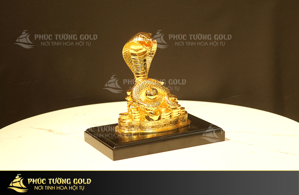 Tượng rắn phong thủy mạ vàng