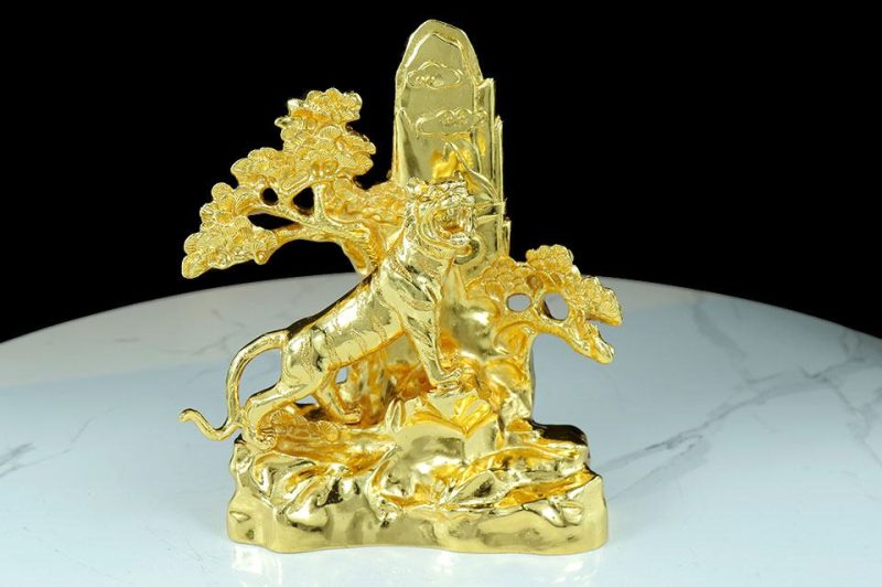 Tượng Hổ đứng bên cây tùng mạ vàng 24k - TH07 1