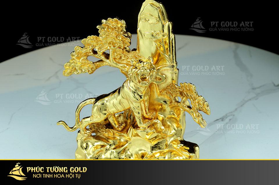 Tượng Hổ đứng bên cây tùng mạ vàng 24k - TH07