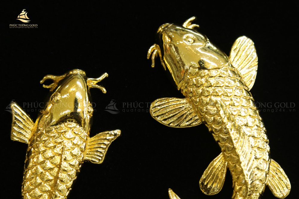 Mình cá chép dày tượng trưng cho sự viên mãn, đủ đầy . Tranh đôi cá chép mạ vàng (song Ngư cát hạnh) – SN02