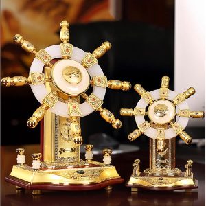 Bánh lái thuyền mạ vàng mang ý nghĩa về sự thành công, định hướng đúng đắn, sẵn sàng vượt qua mọi khó khăn để đạt được những thành quả to lớn - phuctuonggold-com