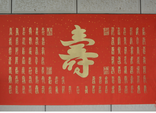 Bức thư pháp Bách thọ đồ tiếng Hán chứa đựng những may mắn, giá trị tốt đẹp trong mỗi giai đoạn hình thành, phát triển của chữ - phuctuonggold-com