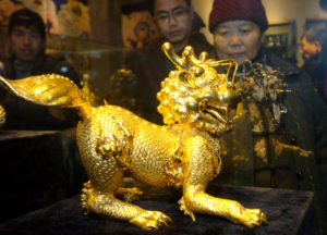 Bức tượng Kỳ Lân mạ vàng 24K được chế tác tinh xảo. Khách hàng đang thưởng thức tác phẩm - phuctuonggold-com