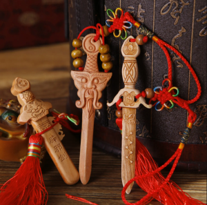 Kiếm gỗ đào được khắc trên lên những họa tiết đặc trưng thể hiện đúng công năng phong thủy, trừ tà, xua đuổi ma quỷ, mang về sự may mắn tài lộc cho người sở hữu kiếm-phuctuonggold-com