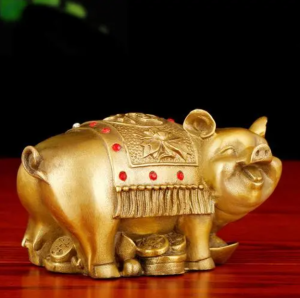 Người tuổi Hợi khi đặt tượng lợn phong thủy cần chú trọng đến hướng phù hợp với mình