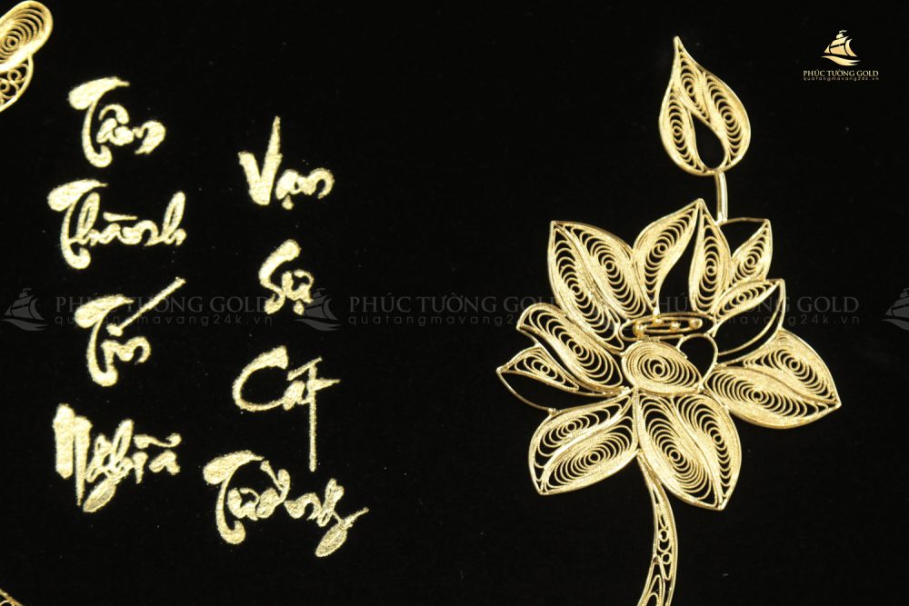 Hoa sen được khắc họa qua tranh thư pháp chữ “Tín” mạ vàng 24k – CT13 cho thấy ý chí, nghị lực sẵn sàng đương đầu khó khăn thử thách để giữ lấy chữ Tín, giữ lấy khí tiết thanh tao như hoa sen