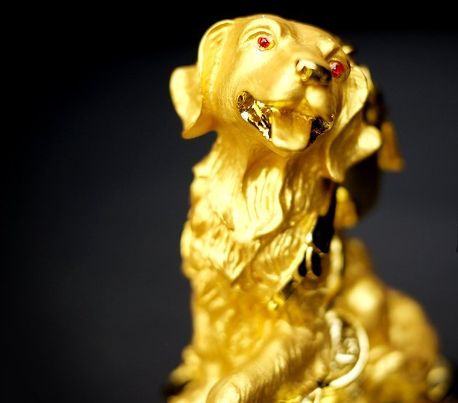 Tượng chó phúc lai mạ vàng 24K mang đến vẻ đẹp sang trọng cho không gian trưng bày - phuctuonggold-com