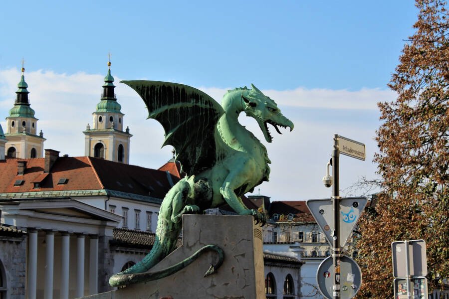 Tượng rồng trên chân cầu tại Ljubljana, thủ đô của Slovenia.