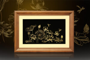 Tranh đầm hoa sen bạc mạ vàng 24k - HS12