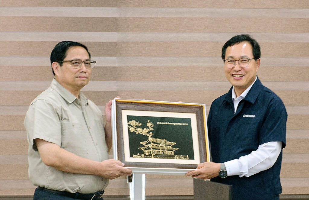 Buc-tranh-duoc-lanh-dao-Samsung-tang-Thu-tuong-nhan-dip-Thu-tuong-toi-tham-nha-may-SEV-ngay-30-7-2023.-Anh-baobacninh