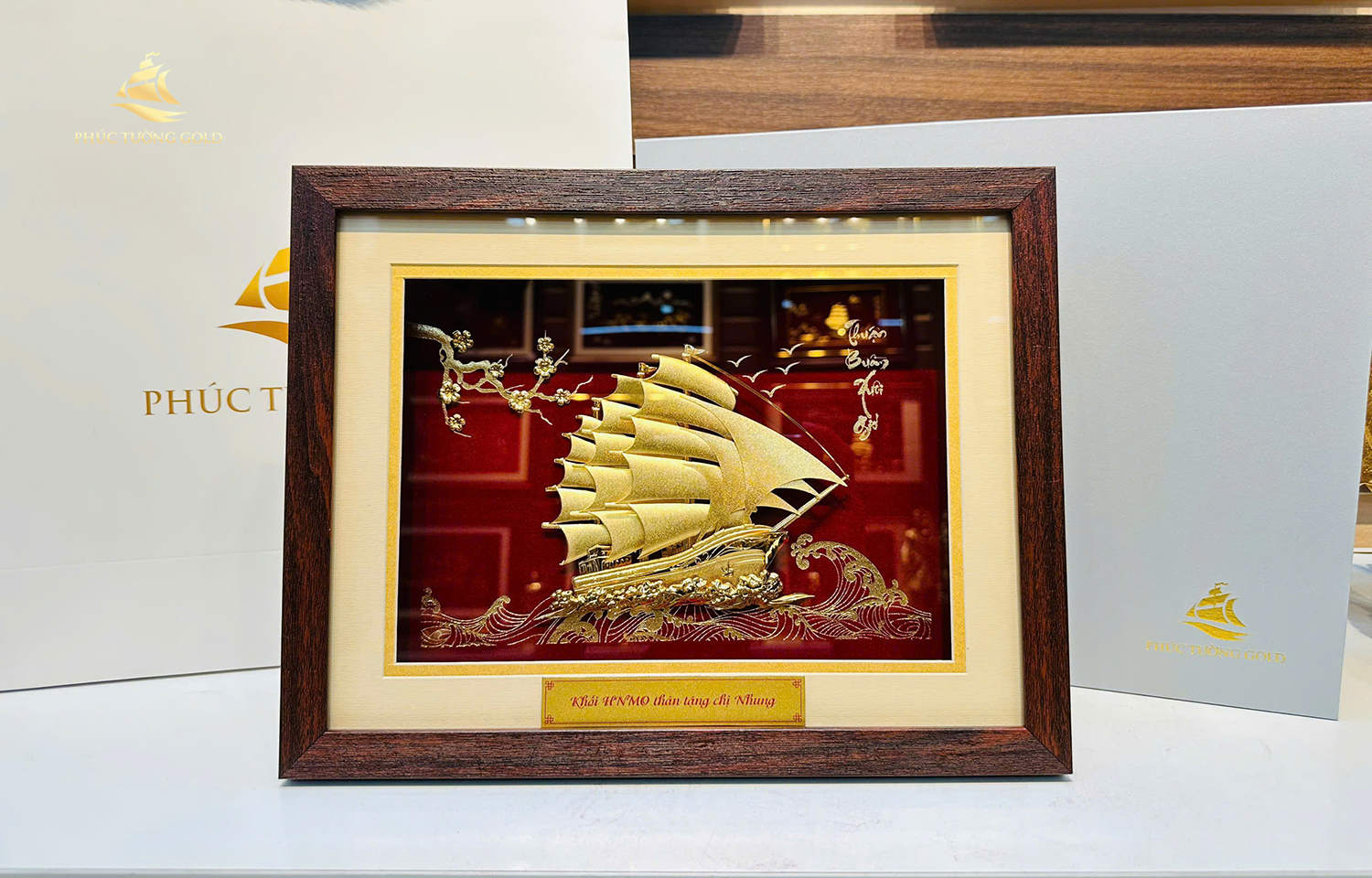 Khối-HNMO-tặng-cá-nhân-tranh-thuyền-để-bàn