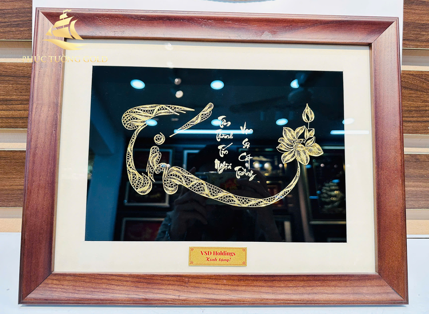 VSD-Holdings-tặng-tranh-chữ-Tín-mạ-vàng-cho-đối-tác