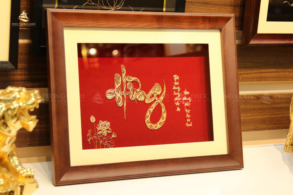 buc-tranh-duoc-dat-rieng-tang-chi-Huong