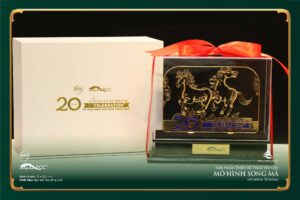 Mô-hình-song-mã-đặt-riêng-nhân-dịp-kỷ-niệm-20-năm-hợp-tác